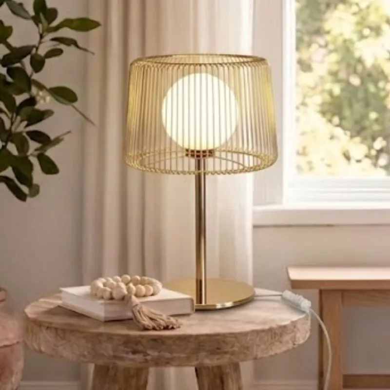 Đèn bàn chao thủy tinh đục, thân kim loại si vàng đồng cao cấp DB-376