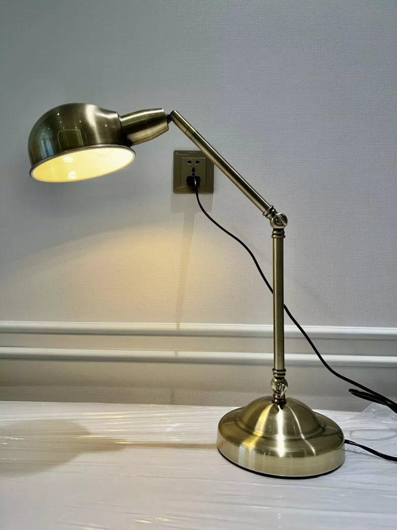 den-ban-hien-dai-than-kim-loai-gia-re-db-368