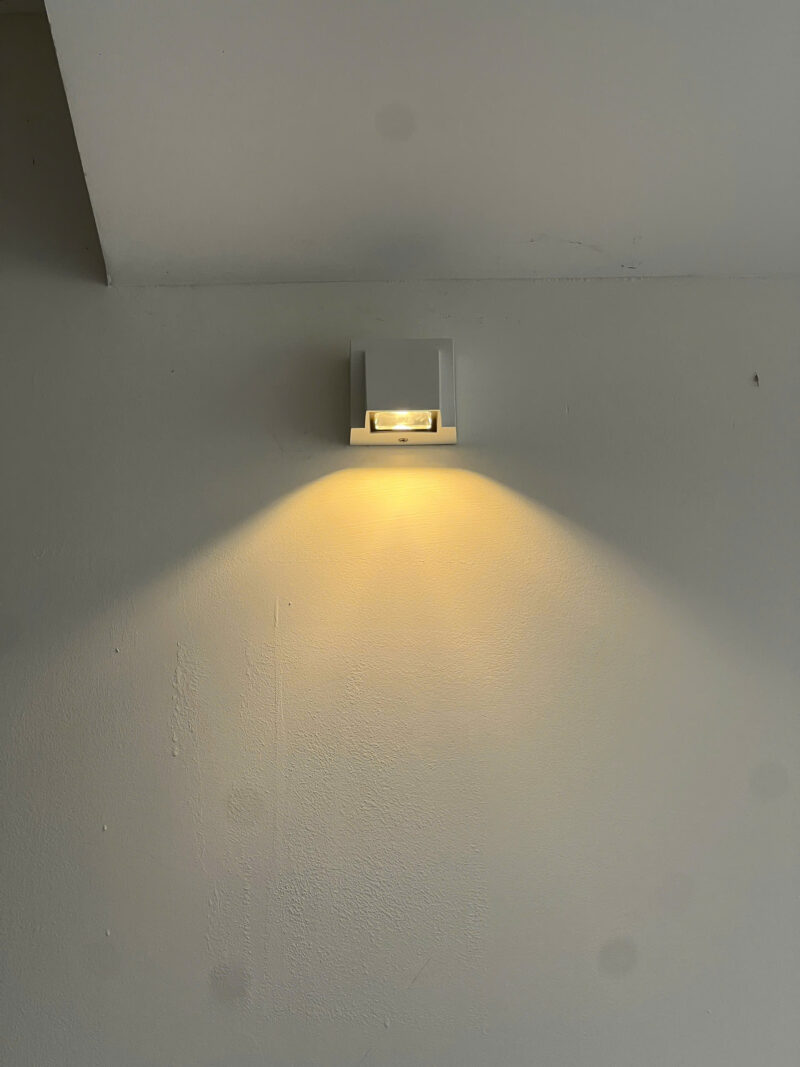 den-tuong-led-hien-dai-ngoai-troi-hat-1-dau-gia-re-vnt-323