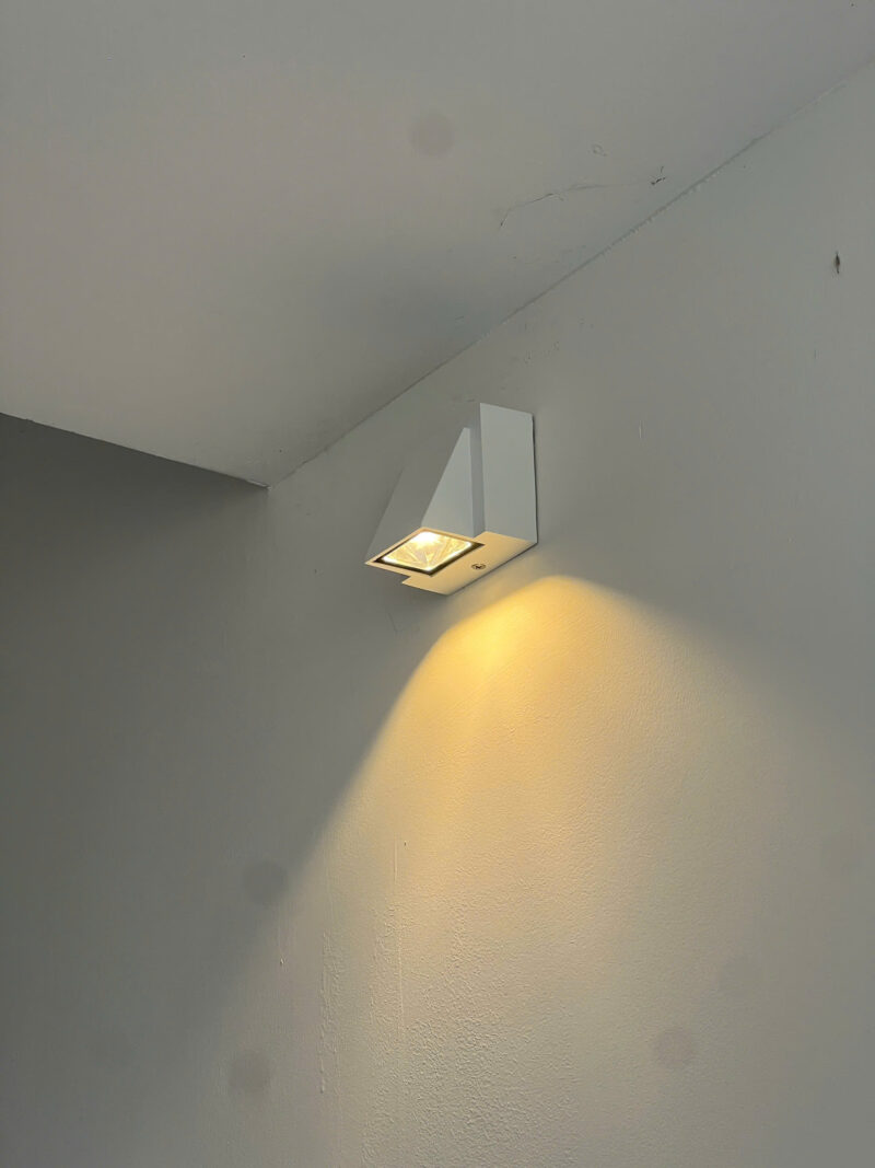 den-tuong-led-hien-dai-ngoai-troi-hat-1-dau-gia-re-vnt-323