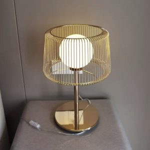 Đèn bàn chao thủy tinh đục, thân kim loại si vàng đồng cao cấp DB-376