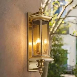 Đèn gắn tường ngoài trời, kim loại đồng phối kính màu trà VD-138