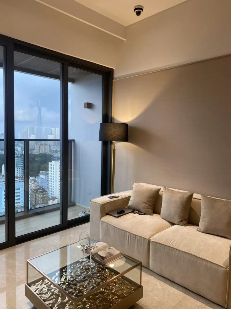 den-cay-hien-dai-chup-vai-den-than-kim-loai-si-vang-dong-cao-cap-dc-205