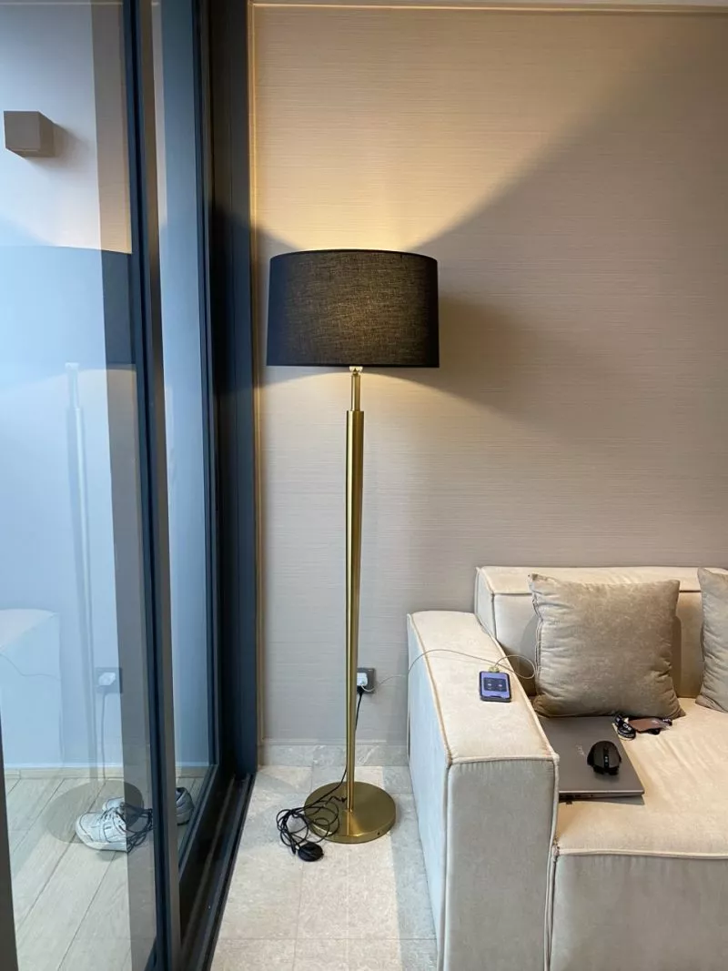 den-cay-hien-dai-chup-vai-den-than-kim-loai-si-vang-dong-cao-cap-dc-205